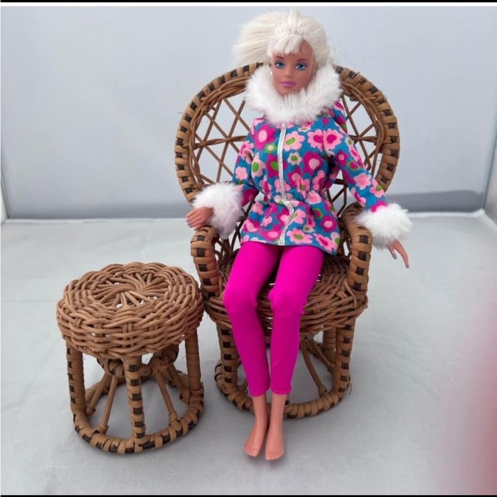 📌 Vintage Rattan Wicker Peacock
Doll Chair & Ottoman Plant Stand High Back Mini